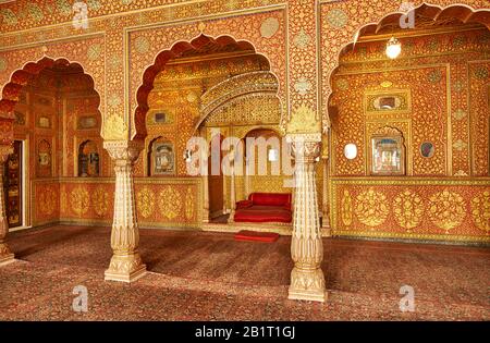 Karan Mahal, sala de audiencias públicas, trono emperador, exquisito trabajo de incrustaciones de vidrio, sala muy decorada con espejos de colores dentro de Junagarh Fort Foto de stock