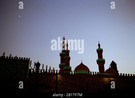 Fotografía de viaje - Mezquita al Azhar y Universidad Madrassa en el Cairo islámico antiguo en Egipto en Oriente Medio Norte de África Foto de stock