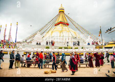 Boudhanath, Katmandú, Nepal - Octubre, 2019 estupa Boudhanath, uno de los mayores estupas tibetanas templo esférico Foto de stock