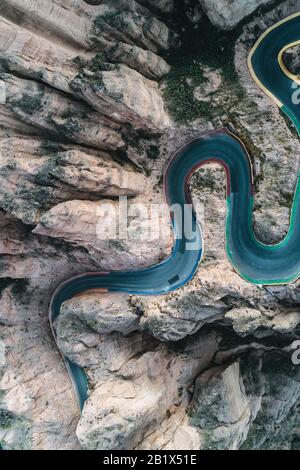 vista aérea de una empinada carretera de montaña Foto de stock