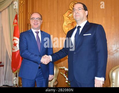 Túnez, Túnez. 28 de febrero de 2020. El primer Ministro saliente, Youssef Chahed (R), le da la mano a su sucesor, Elyes Fakhfakh, durante una ceremonia de transferencia de poder en Túnez, Túnez, el 28 de febrero de 2020. El viernes Elyes Fakhfakh asumió formalmente sus funciones como jefe del nuevo gobierno tunecino, dijo la presidencia tunecina. Durante la ceremonia de transferencia de poder, el primer Ministro saliente Youssef Chahed presentó a su sucesor Fakhfakh un informe detallado sobre los resultados de su gobierno durante el período 2016-2020. Crédito: Adele Ezzine/Xinhua/Alamy Live News Foto de stock