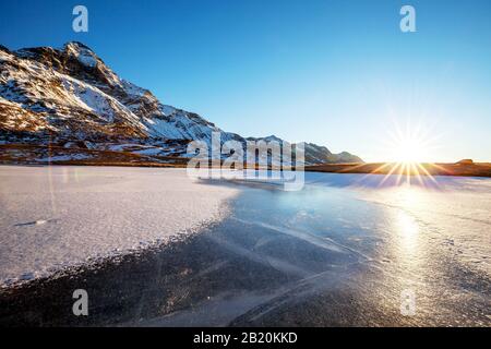 Valmalenco (IT) - Lago congelado con Pizzo Scalino en el fondo Foto de stock