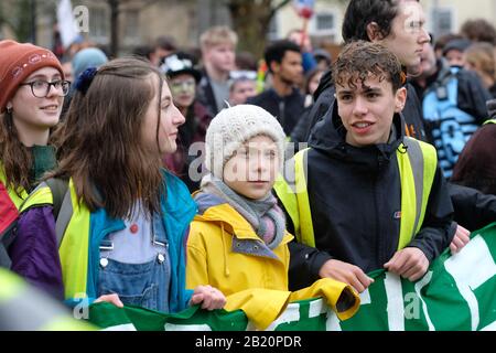 Bristol, Reino Unido - Viernes 28 de febrero de 2020 - la activista climática Greta Thunberg lidera la huelga Juvenil de Bristol 4 marcha Climática a través de Bristol bajo la lluvia. Foto Steven May / Alamy Live News Foto de stock