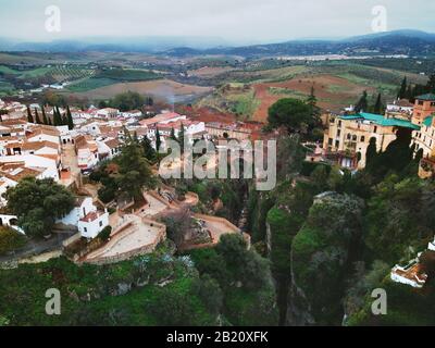 Fotografía aérea vista panorámica desde la ciudad española de Ronda. Impresionantes casas residenciales de cañones en el borde de los acantilados. Costa Del Sol Málaga España Foto de stock