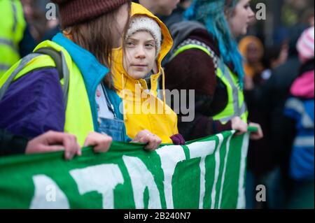 College Green, Bristol, Reino Unido. 28 de febrero de 2020. La mundialmente famosa activista por el cambio climático Greta Thunberg participa en una marcha climática después de entregar un Foto de stock