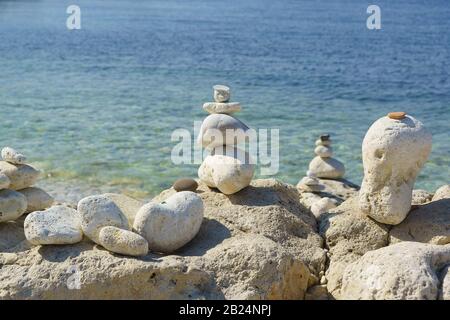 Los turistas en la playa renunciaron a las suaves piedras de la pirámide. Balance