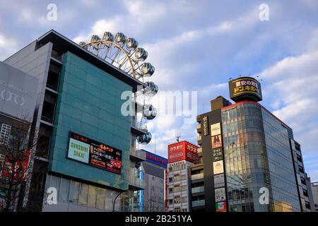 Sunshine Sakae rueda grande, tiendas y oficinas en el centro de la ciudad de Nagoya en Japón. Foto de stock