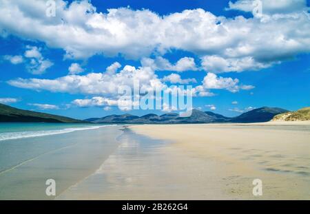 Extensión de arena suave en Luskentire (Losgaintir) Playa en un hermoso día de verano en junio con cielo azul, Isla de Harris, Escocia, Reino Unido