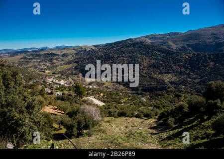 Vista panorámica de Benaojan en la parte inferior de la provincia de Málaga, Andalucía, España Foto de stock
