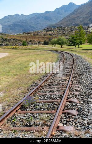 Ceres, Sudáfrica. Dec2019. Una sola vía de ferrocarril que se dirige hacia el Paso Michells cerca de Ceres, Sudáfrica Foto de stock