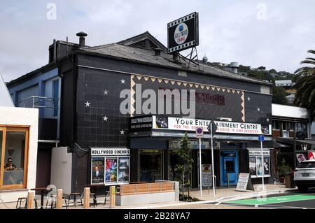 La entrada del cine Hollywood 3 en el suburbio costero de Christchurch de Sumner en la isla sur de Nueva Zelanda. Es el cine más antiguo de la ciudad.