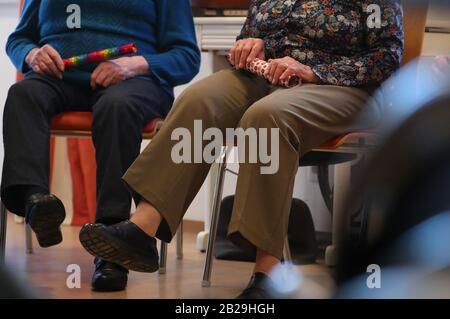 Altusried, Alemania. 21 de febrero de 2020. Los ancianos se sientan juntos en la comunidad residencial de demencia durante una sesión guiada de gimnasia. Vivir de manera auto-determinada a pesar de la enfermedad es el objetivo de la comunidad (dpa-KORR: "Aquí mi madre puede ser un ser humano" - la vida cotidiana en un piso compartido de demencia"). Crédito: Karl-Josef Hildenbrand/Dpa/Alamy Live News