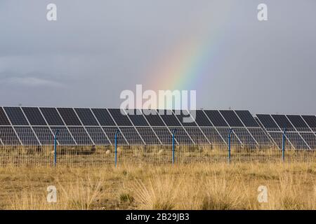 arco iris y paneles fotovoltaicos de la central solar