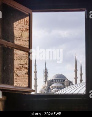 Vista de la Mezquita Azul desde el Museo Hagia Sofía, Estambul, Turquía Foto de stock