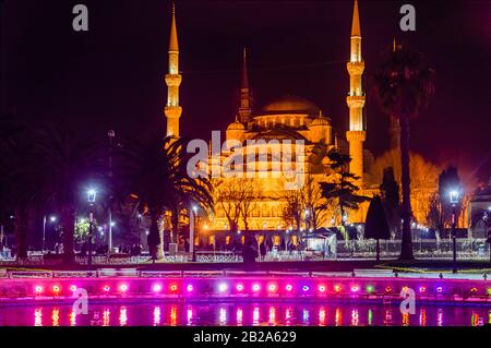 La Mezquita Azul de noche, Estambul, Turquía Foto de stock