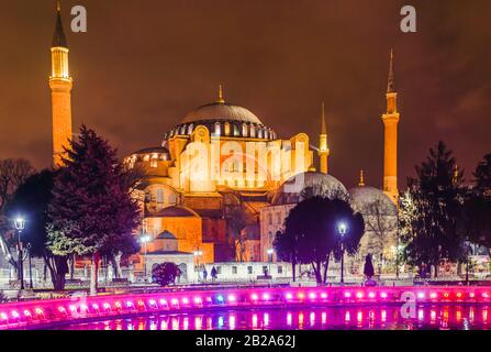 Museo Hagia Sofía por la noche, Estambul, Turquía Foto de stock