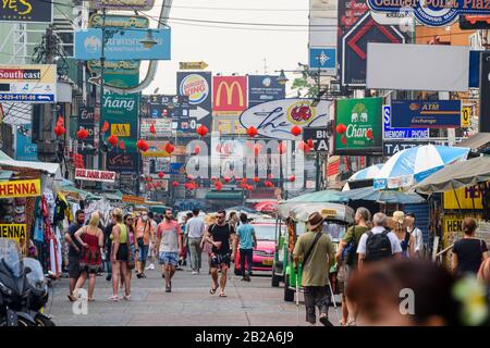 Khaosan Road, una famosa calle peatonal con bares y clubes nocturnos, en Bangkok, Tailandia Foto de stock