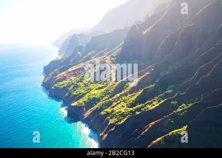 Kauai, Hawaii: Vista aérea del Parque Natural Estatal de la Costa Na Pali Foto de stock