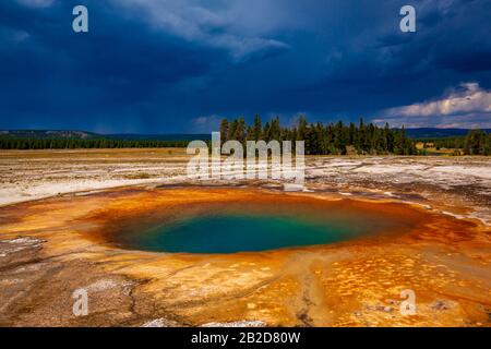 Opal Pool es un manantial caliente en la cuenca del Geyser Midway del Parque Nacional Yellowstone