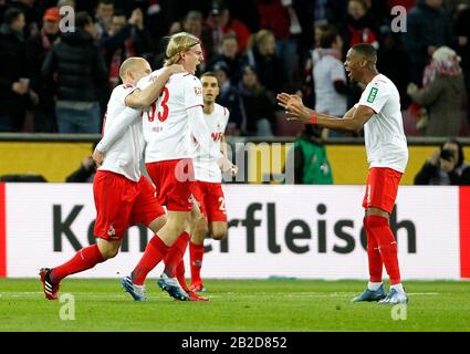 KLN, Alemania, RheinEnergieStadion, 29 de febrero de 2020: Sebastiaan Bernauw de Koeln (M) celebra el gol 1:0 con compañeros de equipo durante el primer Bun