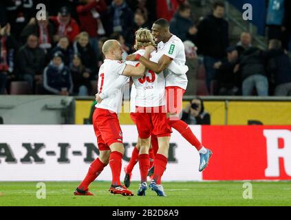Kln, Alemania, RheinEnergieStadion, 29 de febrero de 2020: Sebastiaan Bernauw de Koeln (M) celebra el gol 1:0 con Kingsley Ehizibue de Koeln (R)