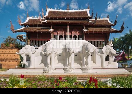 Entrada al Parque Real Rajapruek con pagoda decorativa con estatuas de elefantes blancos y un jardín con hermosas flores, Chiang Mai, Tailandia Foto de stock