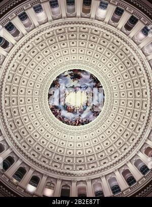 Vista mirando hacia el interior de la cúpula del Capitolio de los Estados Unidos desde el centro de la rotonda por la noche, color