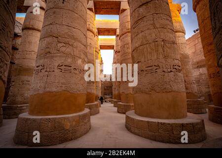 Antiguos pilares cubiertos en dibujos en el Complejo del Templo de Karnak, Luxor, Egipto