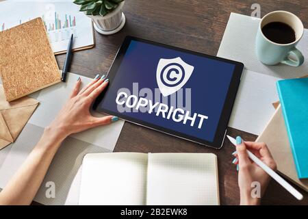 Icono de copyright en la pantalla. Derecho De Patentes Y Propiedad Intelectual. Concepto De Negocio, Internet Y Tecnología