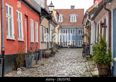 Bonitas y coloridas casas de campo en Aalborg, Dinamarca, en un día nevado de invierno. Foto de stock
