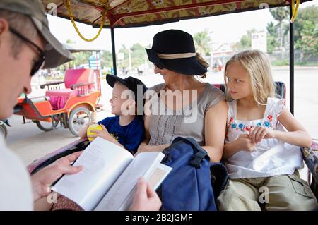 Familia Montando En Rickshaw Foto de stock