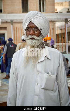 Hombre Sikh típico con turbante y barba en el templo Shish Ganj Gurudwara Sikh en la Vieja Delhi, Delhi, India