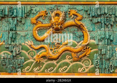Pantalla de nueve dragones, entrada al Palacio de la longevidad Tranquila, la Ciudad Prohibida, Pekín, China Foto de stock