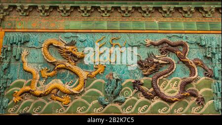 Pantalla de nueve dragones, entrada al Palacio de la longevidad Tranquila, la Ciudad Prohibida, Pekín, China Foto de stock