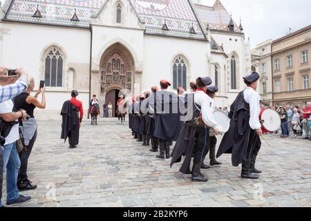 Ceremonia del Cambio de la Guardia Regimiento Cravat en la Plaza de San Marcos. Zagreb, Croacia Foto de stock