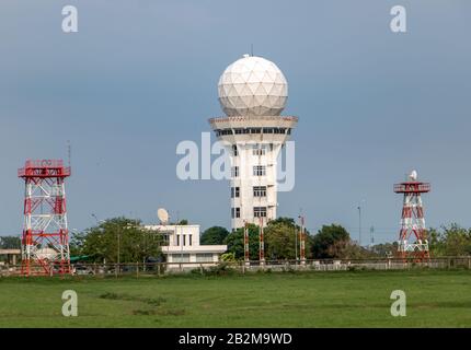 Estación de observaciones meteorológicas aeronáuticas torre esférica con antena de radar. Torre de Control con radar meteorológico en el aeropuerto, en blue sky backgrou Foto de stock