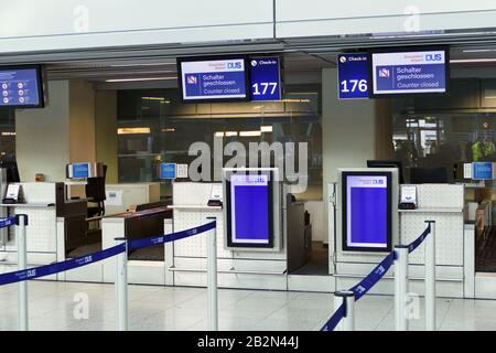 Mostrador de facturación vacío en el aeropuerto de Dusseldorf Foto de stock