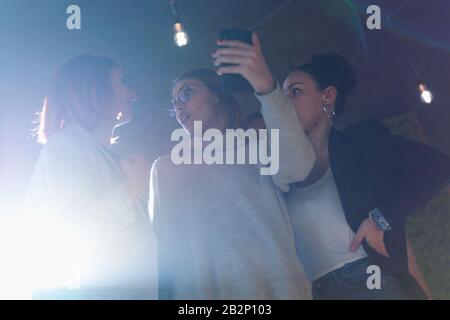 Grupo de jóvenes multiétnicos de negocios haciendo selfie durante el freno de café.
