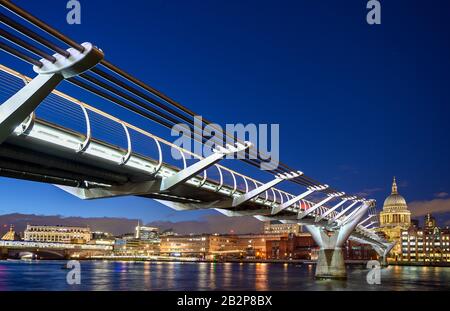 Vista nocturna del Puente del Milenio y la Catedral de San Pablo en Londres, Reino Unido. Vista sobre el río Támesis a dos de los famosos monumentos de Londres 2020.