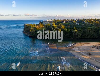 Imagen panorámica aérea al amanecer en la costa sobre Hanalei Bay y Princeville en la isla hawaiana de Kauai Foto de stock