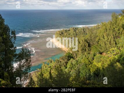 Vista aérea de la playa Ke'e desde el sendero Kalalau en la costa Na Pali de Kauai Foto de stock