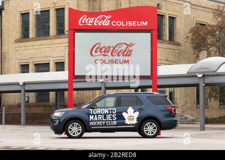 El vehículo de Marca Toronto Marlies aparcado frente a su estadio, el coliseo Coca-Cola. Foto de stock