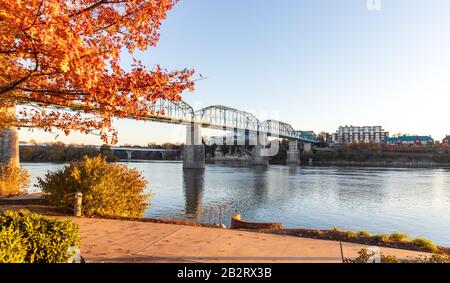 Chattanooga, TN, EE.UU. / 24 de noviembre de 2019: Walnut Street Pedestrian Bridge cruzando el río Tennessee en Chattanooga, TN Foto de stock