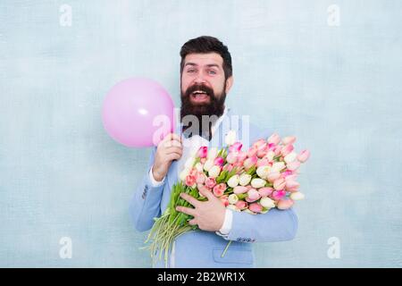 Ducha amor sobre ella con flores. Feliz hipster mantener tulipanes y globo.  Regalo de amor. Ramos románticos para el día de San Valentín. Flores de  propuesta. Amor y romance. Envía flores de amor a tu amor Fotografía de  stock - Alamy