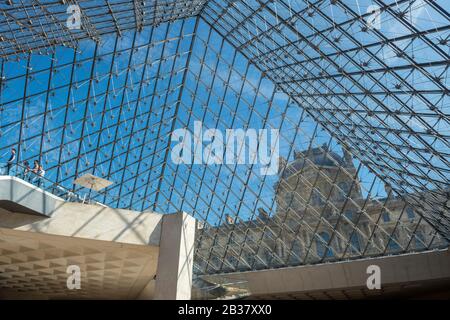 Vista interior de la famosa pirámide de cristal del Museo del Louvre en París, Francia Foto de stock
