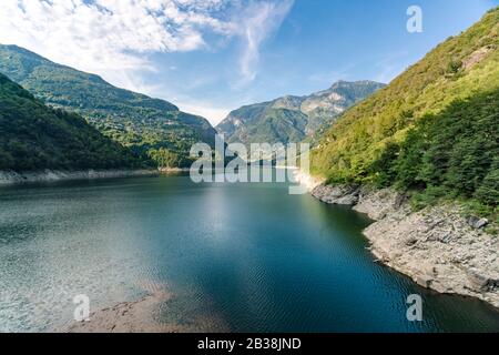 lago di vogorno en Tessin por la presa de contra Verzasca Foto de stock