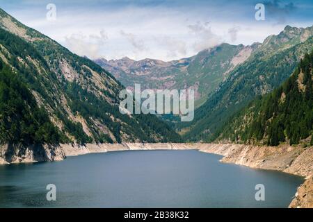lago di vogorno en Tessin por la presa de contra Verzasca Foto de stock