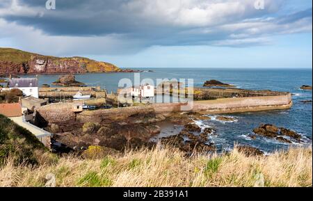 Vista de un pequeño pueblo pesquero y el puerto de St Abbs en la costa del Mar del Norte en Scottish Borders, Escocia, Reino Unido Foto de stock