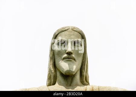 Cabeza de la icónica estatua de la enorme estatua de Cristo Redentor, Mirador Cristo Redentor, montaña Corcovado, Río de Janeiro, Brasil