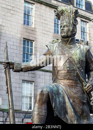 La estatua de Gordon Highlanders del escultor Mark Richards en Castle Street en Aberdeen, Escocia